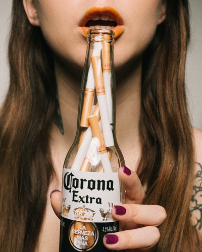 拿着额外啤酒瓶的女人
